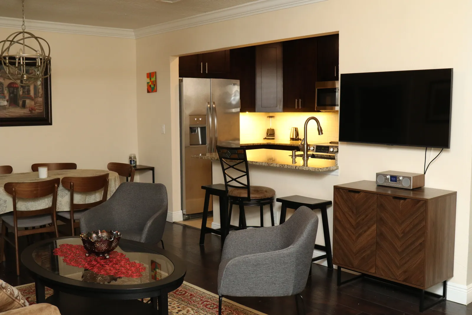 Smart TV and free Wi-Fi 1